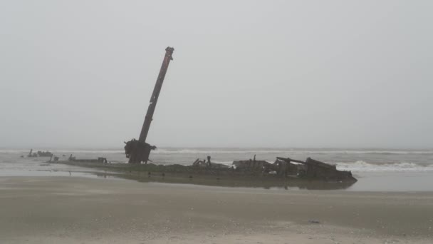 ブラジル南部の大西洋のビーチで厚い霧に横たわる船の残骸 — ストック動画