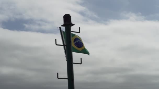 Gemi Direğinde Rüzgarda Dalgalanan Brezilya Bayrağı — Stok video