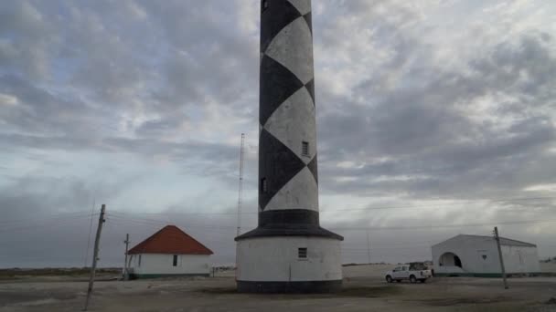 Faro Albardao Latarnia Morska Wieża Wzdłuż Białego Piasku Plaży Wybrzeżu — Wideo stockowe