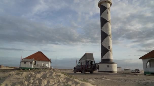 ブラジル南部の大西洋沿岸の白い砂浜に沿ったアルバルダオ灯台タワーは 航行目的のために役立ち 軍事基地として使用されます — ストック動画