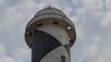 Faro Albardao deniz feneri kulesi Güney Brezilya 'da Atlantik Okyanusu kıyısındaki beyaz bir kumsal boyunca seyrüsefer amaçlı hizmet vermektedir ve askeri üs olarak kullanılmaktadır..