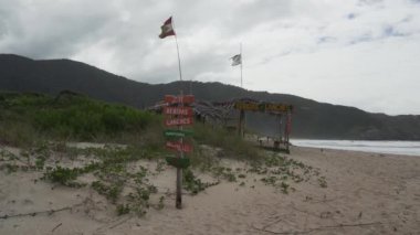 Brezilya 'nın Santa Catarina adasındaki Atlantik okyanusunun tropikal kıyı şeridi boyunca Florianopolis yakınlarındaki Lagoinha do Leste' nin el değmemiş ve tenha beyaz kumlu plajı..