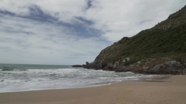 Brezilya 'nın Santa Catarina adasındaki Atlantik okyanusunun tropikal kıyı şeridi boyunca Florianopolis yakınlarındaki Lagoinha do Leste' nin el değmemiş ve tenha beyaz kumlu plajı..