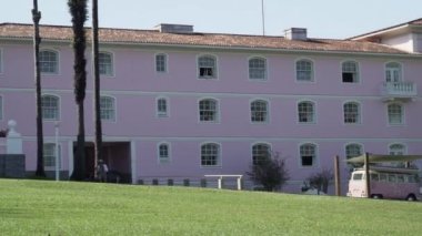 Iguazu Şelalesi, Brezilya - 08 07: 2019: Arjantin ve Brezilya sınırındaki Iguazu şelaleleri yakınlarındaki pembe renkli Belmond Oteli das kataratas.