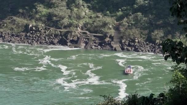 Tur Båt Cruising Floden Vid Foten Iguazu Faller Vid Gränsen — Stockvideo