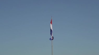 Ulusal Paraguay bayrağı Cerro Cora Milli Parkı 'nda rüzgarda sallanıyor.