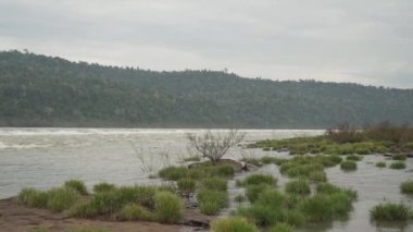 Saltos del Mocona veya Salto do Yucuma, Brezilya ve Arjantin sınırındaki Rio Uruguay 'da yer alan dünyanın en uzun şelalesidir..