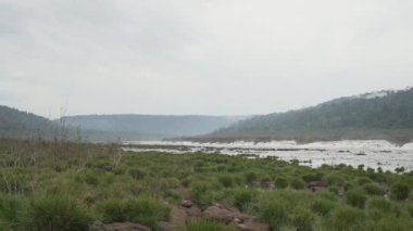 Saltos del Mocona veya Salto do Yucuma, Brezilya ve Arjantin sınırındaki Rio Uruguay 'da yer alan dünyanın en uzun şelalesidir..