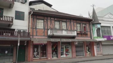 Blumenau, Brezilya - 08 11 2019: Güney Amerika bira festivalinin başkenti Brezilya 'daki Blumenau' nun tipik Alman mimarisi.