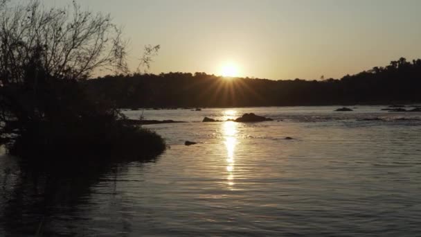 ブラジル南部のリモート川の強姦を巡るロマンチックな夕日 — ストック動画