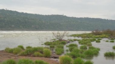 Saltos del Mocona veya Salto do Yucuma, Brezilya ve Arjantin sınırındaki Rio Uruguay 'da yer alan dünyanın en uzun şelalesidir..