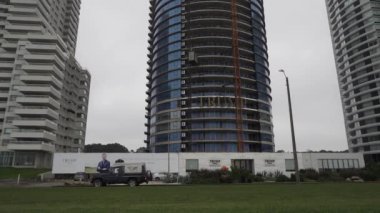 Punta del Este, Uruguay - 08 28 2019: Uruguay 'daki Atlantik Okyanusu kıyısındaki Punta del Este gökdelen binasında modern gökdelen binası.