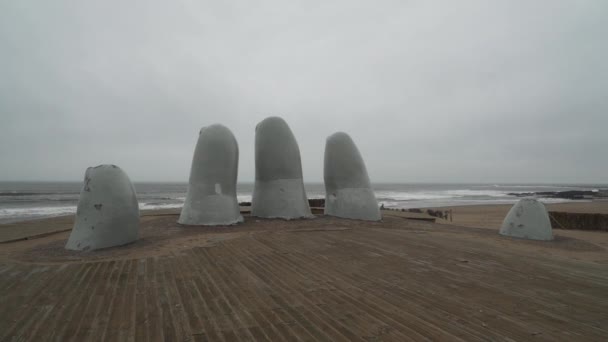 ウルグアイのプンタデルエステ 2019 失われた ウルグアイの大西洋の海岸でプンタデルエステの砂から到達する指の公衆アクセス可能な彫刻 — ストック動画