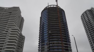 Punta del Este, Uruguay - 08 28 2019: Uruguay 'daki Atlantik Okyanusu kıyısındaki Punta del Este gökdelen binasında modern gökdelen binası.