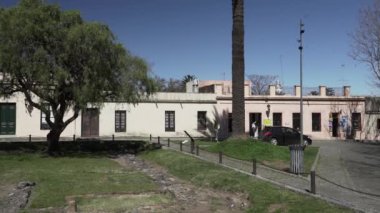 Colonia del Sacramento, Uruguay - 08 31 2019: Portekiz ve İspanya sömürge tarihi açısından zengin bir şehir olan Uruguay 'da Colonia del sacramento şehri.