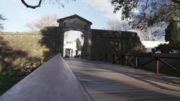 Puente Madera Puerta Casco Antiguo Colonia Del Sacramento Una Antigua — Vídeos de Stock