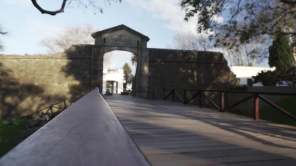 伍登在乌拉圭蒙得维的亚和布宜诺斯艾利斯附近的拉普拉塔河上画了通往科洛尼亚 德尔萨克拉门托古城的桥和大门 科洛尼亚 德尔萨克拉门托古城是西班牙和葡萄牙历史上的古城 — 图库视频影像