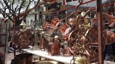 Buenos Aires, Arjantin - 09: 14: 2019: Buenos Aires 'in merkezindeki Mercado San Telmo' da pazar günü, bir sürü sanat eseri, hediyelik eşya ve diğer eşyalar..