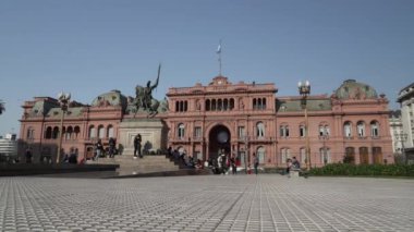 Buenos Aires, Arjantin - 09: 15 2019: Casa Rosada, Arjantin 'in başkenti Buenos Aires' in merkezindeki Plaza de Mayo Meydanı 'ndaki Pembe Ev.