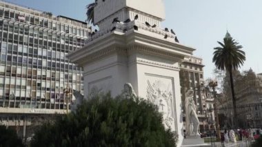 Buenos Aires, Arjantin - 09: 15: 2019: Buenos Aires şehir merkezindeki Obelisco Meydanı 'ndaki ünlü beyaz dikilitaş, Obelisco.