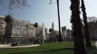 Buenos Aires, Arjantin - 09: 15 2019: Casa Rosada 'daki Plaza de Mayo Meydanı, Arjantin' in başkenti Buenos Aires 'teki Pembe Ev.