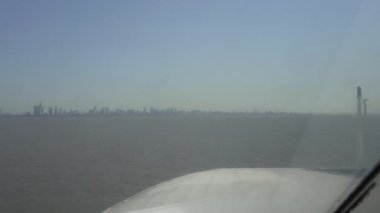 Buque feribotu Uruguay 'daki Montevideo' dan Arjantin 'deki Buenos Aires' e Rio de la Plata 'dan geçiyor..