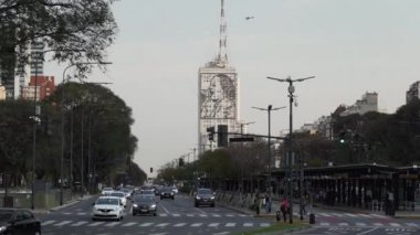 Buenos Aires, Arjantin - 09: 15: 2019: Buenos Aires şehir merkezindeki plaza de la republica 'da ünlü beyaz dikilitaş, Obelisco çevresindeki trafik.