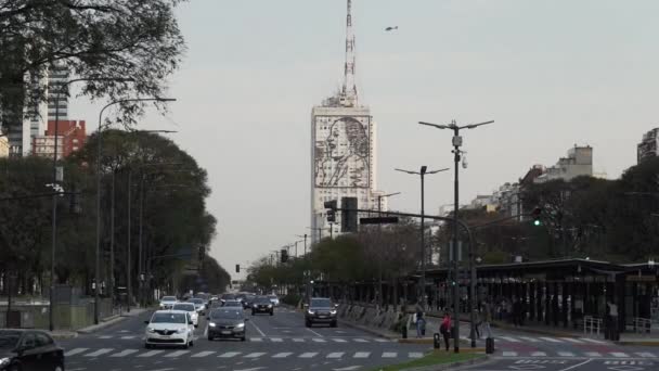 Buenos Aires Αργεντινή 2019 Κυκλοφορία Γύρω Από Διάσημο Λευκό Οβελίσκο — Αρχείο Βίντεο