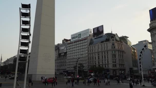 Buenos Aires Argentina 2019 Tráfico Alrededor Del Famoso Obelisco Blanco — Vídeo de stock