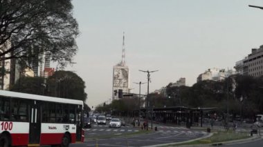 Buenos Aires, Arjantin - 09: 15: 2019: Buenos Aires şehir merkezindeki plaza de la republica 'da ünlü beyaz dikilitaş, Obelisco çevresindeki trafik.