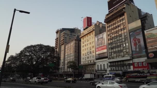 2019年9月15日 阿根廷布宜诺斯艾利斯 位于布宜诺斯艾利斯市中心共和国广场的著名的白色方尖碑 Obelisco 周围的交通情况 — 图库视频影像