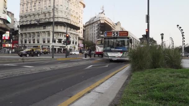 Buenos Aires Argentinien 2019 Verkehr Rund Den Berühmten Weißen Obelisken — Stockvideo