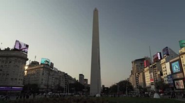 Buenos Aires, Arjantin - 09: 15: 2019: Buenos Aires şehir merkezindeki Obelisco Meydanı 'ndaki ünlü beyaz dikilitaş, Obelisco.