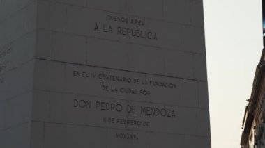 Buenos Aires, Arjantin - 09: 15: 2019: Buenos Aires şehir merkezindeki Obelisco Meydanı 'ndaki ünlü beyaz dikilitaş, Obelisco.