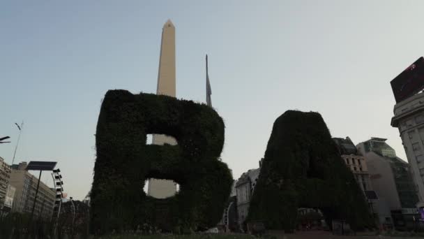 2019年9月15日 阿根廷布宜诺斯艾利斯 布宜诺斯艾利斯市中心共和国广场上著名的白色方尖碑Obelisco — 图库视频影像