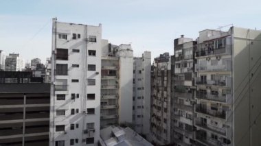 Buenos Aires, Arjantin - 09: 13: 2019: Arjantin 'in başkenti Buenos Aires' teki apartmanlar, apartmanlar ve gökdelenler.