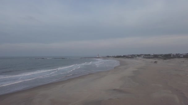 ブラジルの大西洋の海岸線の風が強くオーバーキャストされた日 — ストック動画