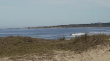 Güney Amerika, Uruguay 'daki Atlantik Okyanusu' nun sahil şeridi boyunca uzanan beyaz bir kumulun kumulları..