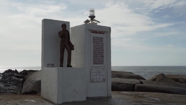 Статуя Стоящая Прочном Побережье Уругвая Вдоль Атлантического Океана Между Пунта — стоковое видео