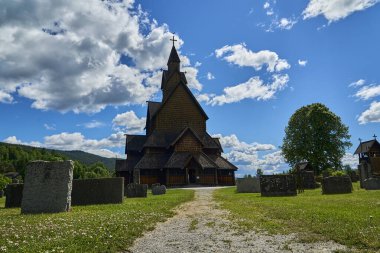 Heddal, Norveç - 06: 16 2022: Heddal Stave Kilisesi, Norveç 'in Telemark şehrinde bulunan ortaçağ kilisesidir..