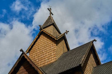 Heddal, Norveç - 06: 16 2022: Heddal Stave Kilisesi, Norveç 'in Telemark şehrinde bulunan ortaçağ kilisesidir..