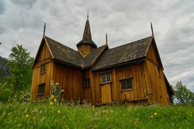 Telemark, Norveç - 06 16 2022: Norveç 'te Telemark' ta bulunan küçük Stave Kilisesi.