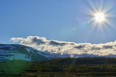 Norveç 'in dağlık bölgelerinde Oppdal yakınlarındaki Dovrefjell Sunndalsfjella Ulusal Parkı' nda soğuk sert tundra manzarası.