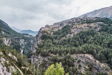 Fransız Alpleri 'ndeki eski manastır derin bir boğazın yanında.