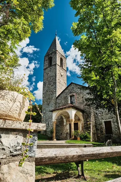 Fransız Alplerindeki eski taş kilise.