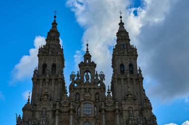 Santiago de Compostela, İspanya - 09: 27: 2022: Galiçya İspanya 'daki Santiago de Compostela uzun kilisesi önündeki turistler Camino de Compostela boyunca yapılan popüler hac yolculuğunun varış noktasıdır..