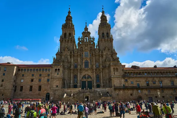 Santiago de Compostela, İspanya - 09: 27: 2022: Galiçya İspanya 'daki Santiago de Compostela uzun kilisesi önündeki turistler Camino de Compostela boyunca yapılan popüler hac yolculuğunun varış noktasıdır..