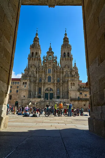 Santiago de Compostela, İspanya - 09: 27: 2022: Galiçya İspanya 'daki Santiago de Compostela uzun kilisesi önündeki turistler Camino de Compostela boyunca yapılan popüler hac yolculuğunun varış noktasıdır..