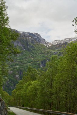 Norveç 'in dağlık dağlık dağlık arazilerinde Lysefjorden' daki Lysebotn 'a kadar pek çok virajlı ve keskin virajlı dramatik dağ yolu.