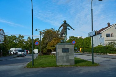 Stavanger, Norveç - 05: 29 2022: Stavanger, Norveç 'teki stadyumda bir futbol ya da futbolcunun bronz heykeli.